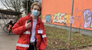 Ein Schüler in Einsatzkleidung des Sanitätsdienstes