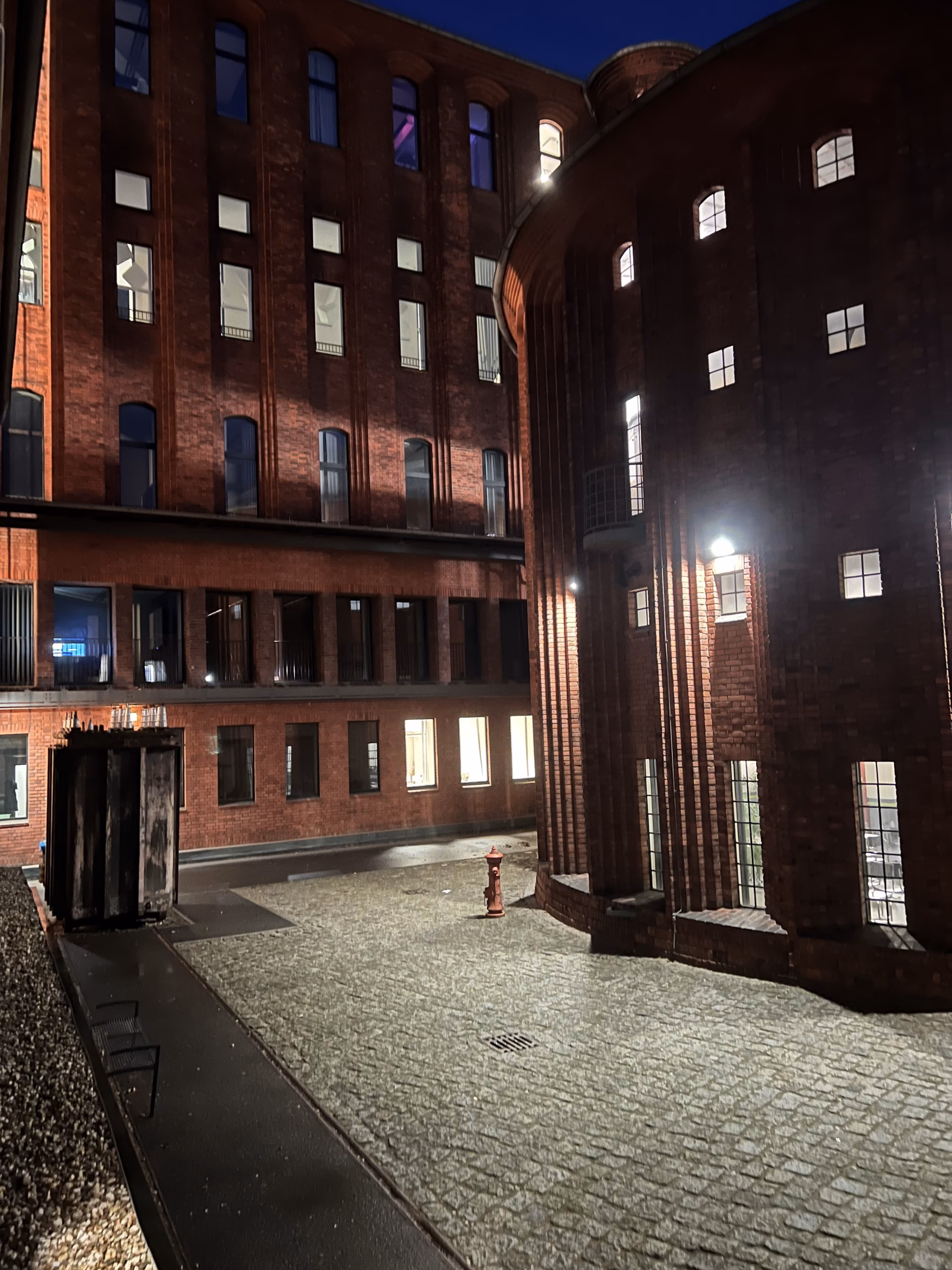 Schulgebäude im Dunkeln