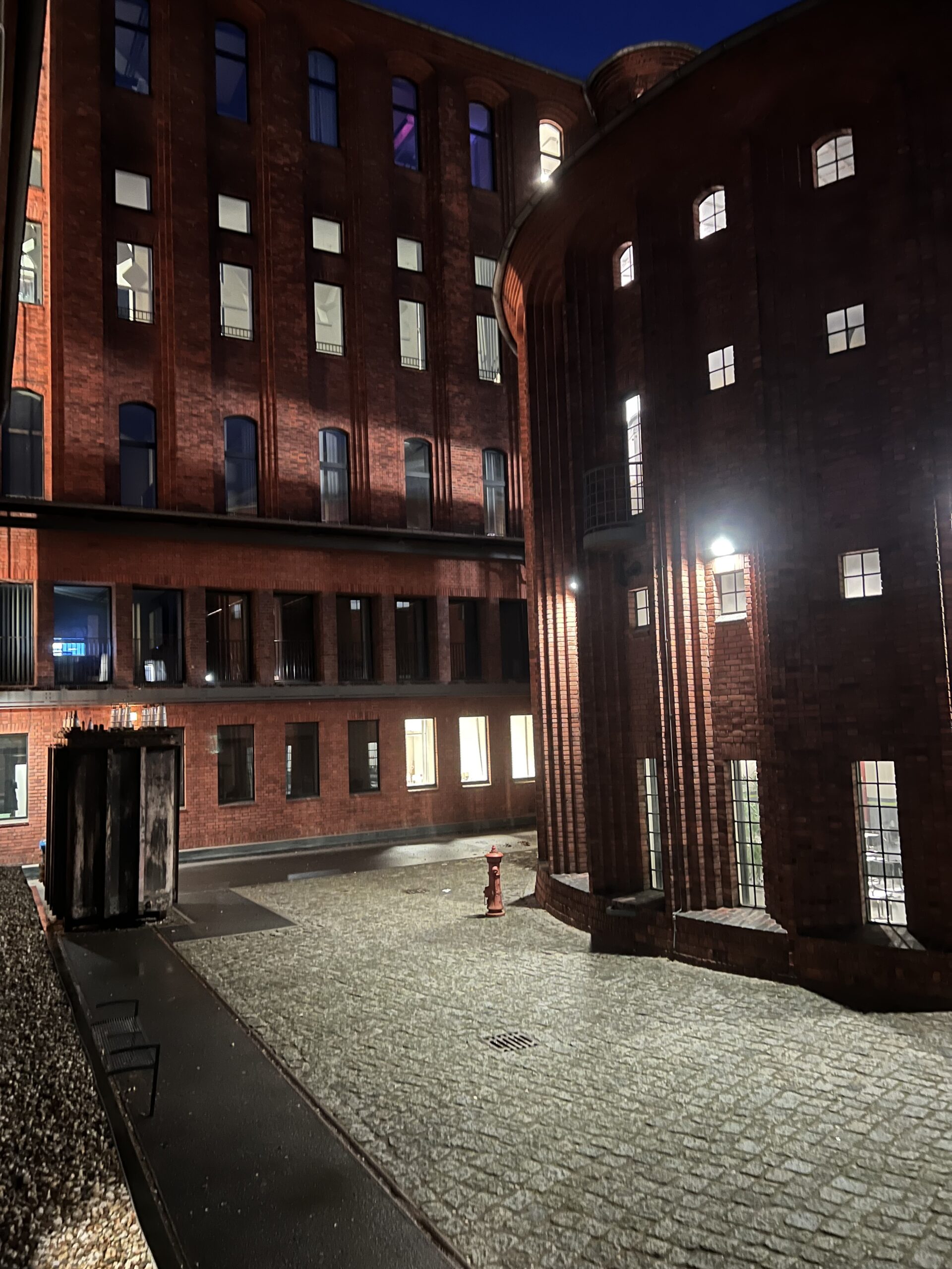 Schulgebäude im Dunkeln