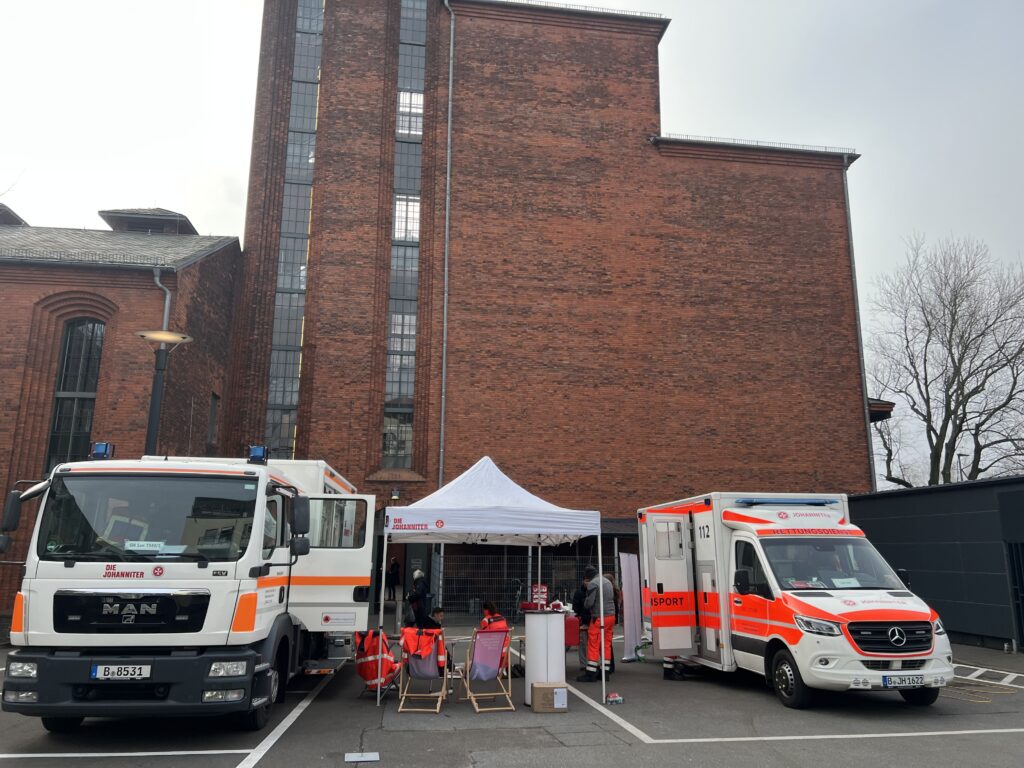 Sanitäter vor der Schule