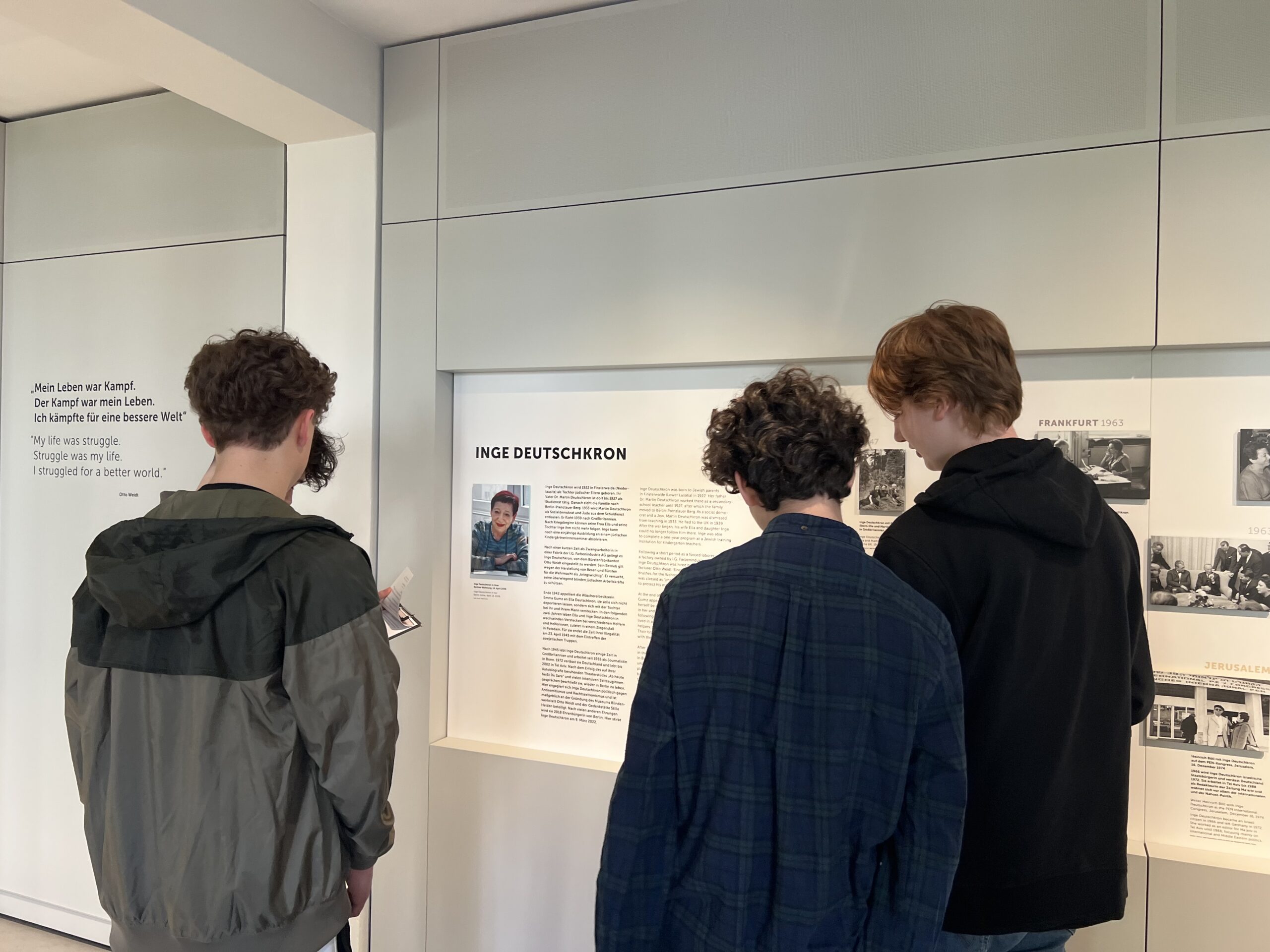 Schüler in der Ausstellung