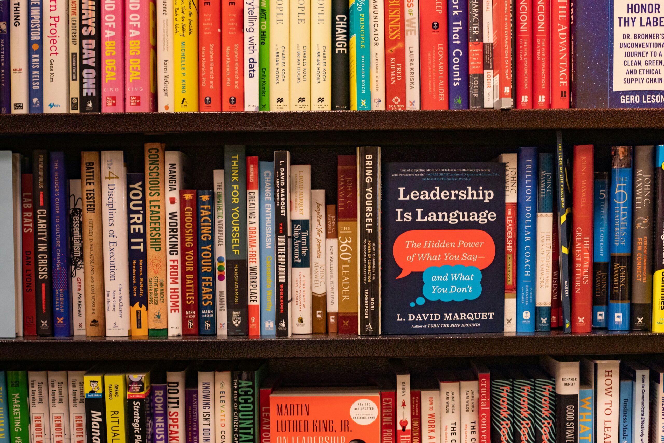 Bücher in einem Bücherregal