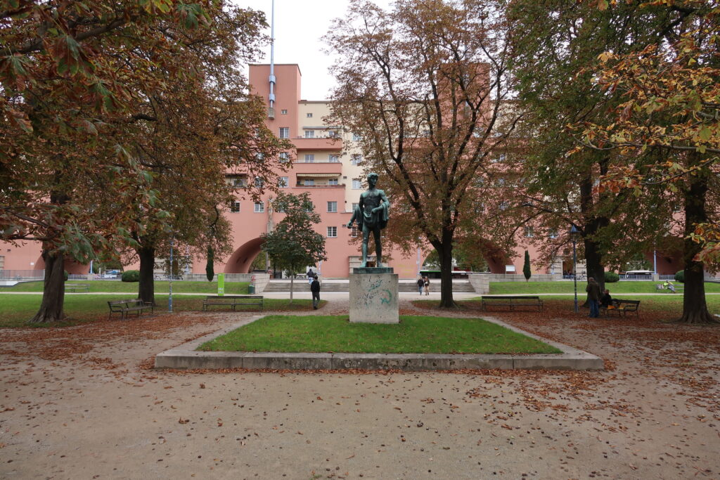 Statue Karl-Marx-Hof