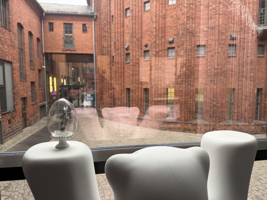 Bär mit Osterhase im Umspannwerk